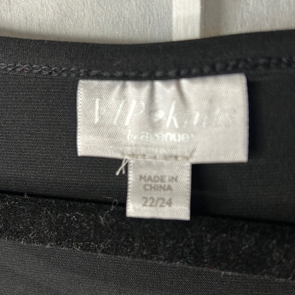 Woman’s Black Blouse With White stitch Design Trim 3/4 sleeve Like New - Picture 3 of 8